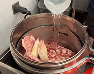 圧力寸胴で自家製スープを作る様子