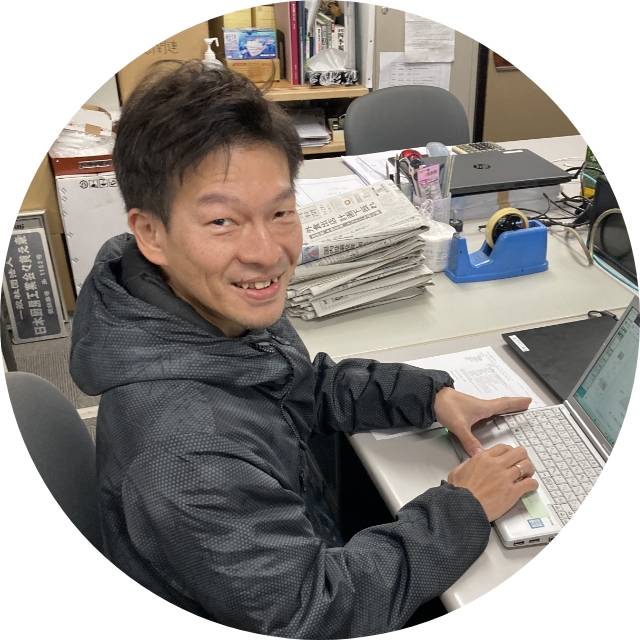デスクに座って作業している男性